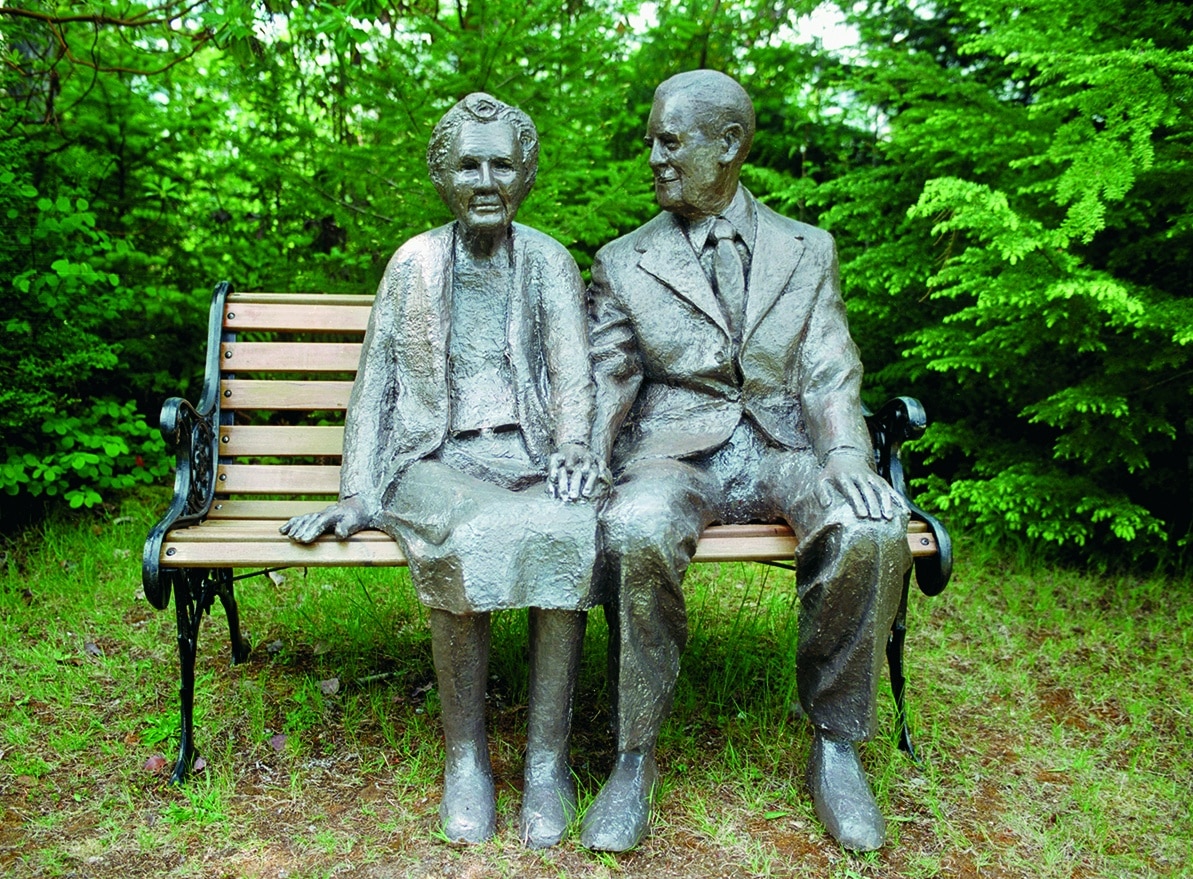 Statue of elderly couple on bench